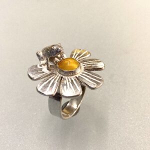 Sormus "Sammakko päivänkakkaralla"