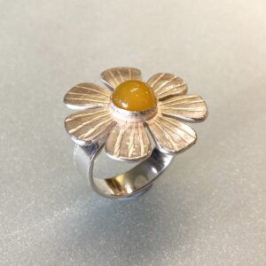 Päivänkakkara sormus