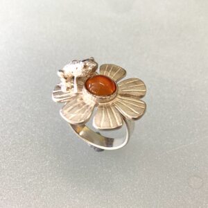 Sormus "Sammakko päivänkakkaralla"