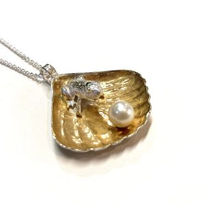 Frog and pearl shell pendant .